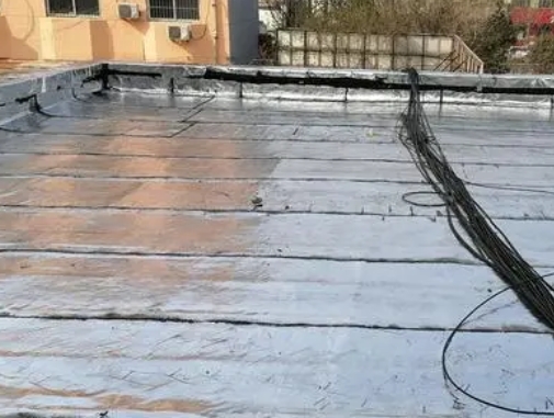 乌鲁木齐卫生间漏水维修公司分享下乌鲁木齐屋面楼顶防水刚性防水层施工要点。